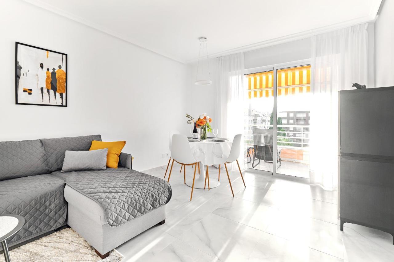 Lovely Sunny Apartment With Shared Pool And Private Parking 또레비에하 외부 사진