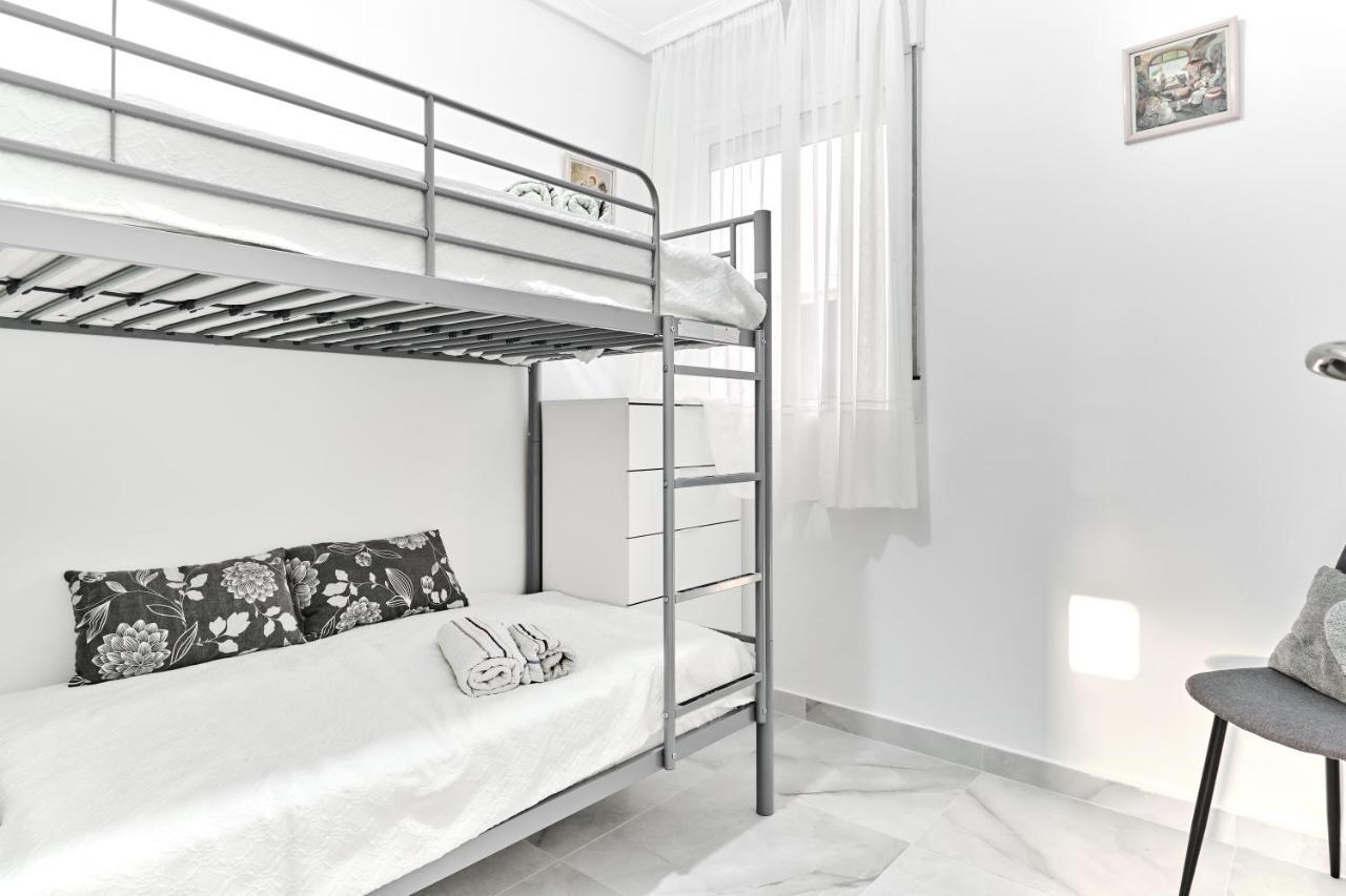 Lovely Sunny Apartment With Shared Pool And Private Parking 또레비에하 외부 사진